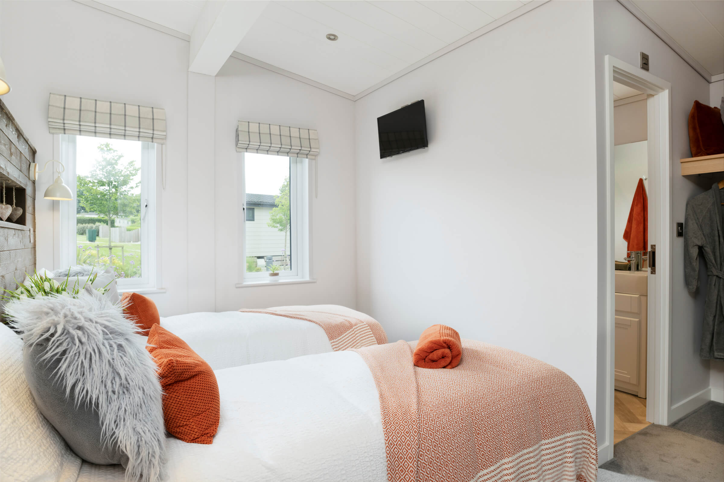 Lodge 13 twin bedroom at St Mabyn 